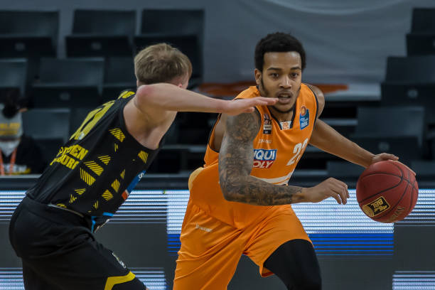 雇现任主帅 雇现任主帅